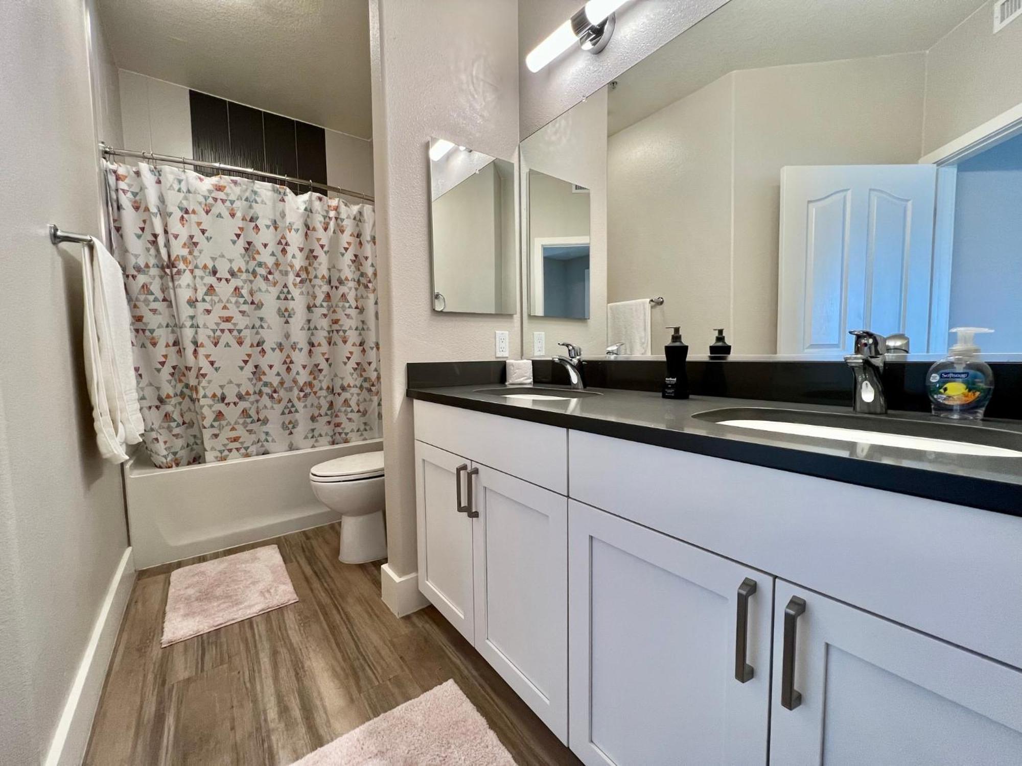 Spacious 2 Bedroom 2 Bathroom In Gated Community Los Angeles